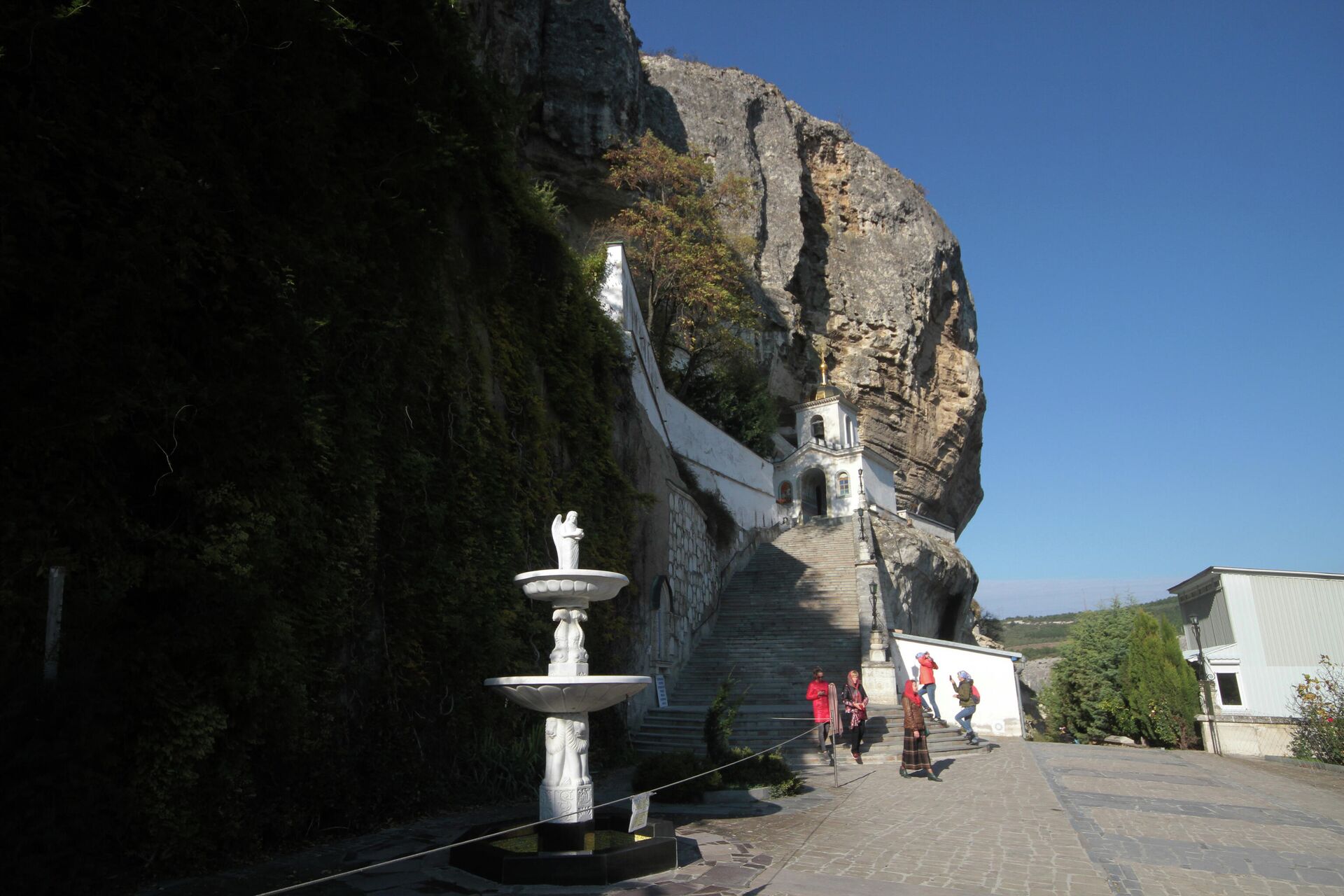 Свято-Успенский пещерный монастырь на территории средневекового пещерного города-крепости Чуфут-Кале в Бахчисарайском районе в Крыму - РИА Новости, 1920, 23.08.2021