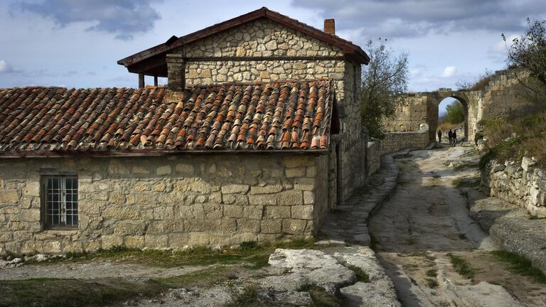 Средневековый пещерный город-крепость Чуфут-Кале в Бахчисарайском районе в Крыму