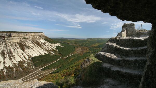 Вид на ущелье из пещеры на территории караимского города-крепости Чуфут-Кале в Крыму