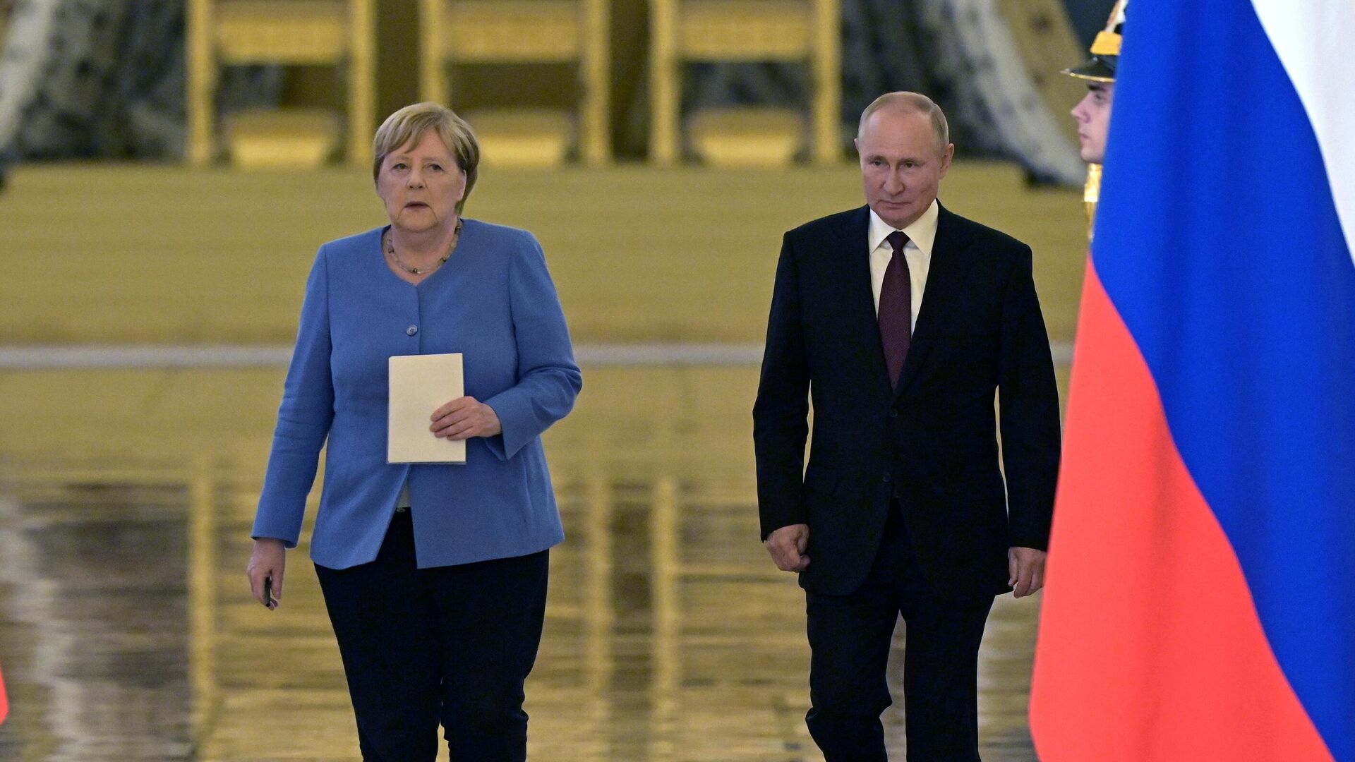 Президент РФ Владимир Путин и федеральный канцлер Германии Ангела Меркель во время встречи - РИА Новости, 1920, 23.10.2021