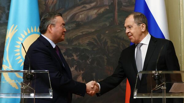 Министр иностранных дел Сергей Лавров (справа) и министр иностранных дел Казахстана Мухтар Тлеуберди 