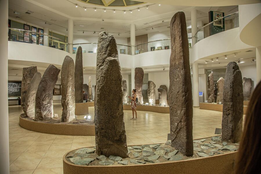 Каменные стеллы в музее
