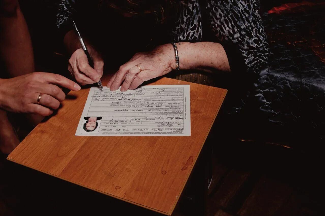 Людмила Минкина оформляет паспорт Людмила Минкина оформляет паспорт - РИА Новости, 1920, 20.08.2021