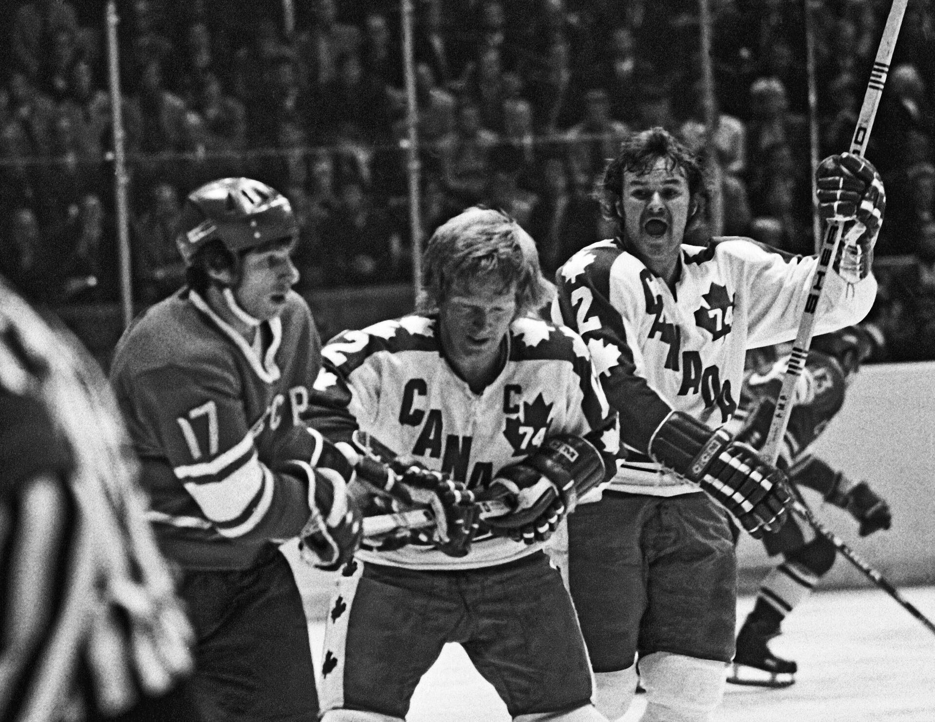 Советский хоккеист Валерий Харламов (слева) в матче против сборной Канады, 1974 год - РИА Новости, 1920, 20.08.2021