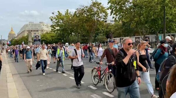 Шествие противников санитарных пропусков в Париже