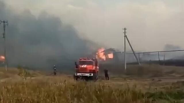 Дома загорелись из-за пала сухой травы в Самарской области. Видео МЧС - РИА Новости, 1920, 21.08.2021