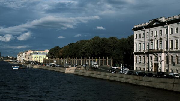 Вид на Летний сад с Троицкого моста в Санкт-Петербурге