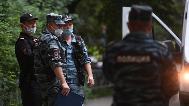 Сотрудники полиции у дома по Малой Набережной улице в Москве, где произошел взрыв