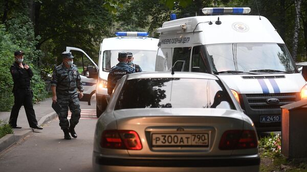 Сотрудники полиции у дома по Малой Набережной улице в Москве, где произошел взрыв