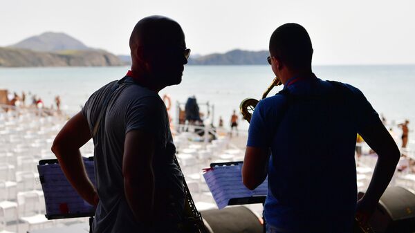 Участники группы All See Band во время проверки звука, настройки звукового оборудования (Саундчекинг) на Международном джазовом фестивале Koktebel Jazz Party - 2021 в Крыму
