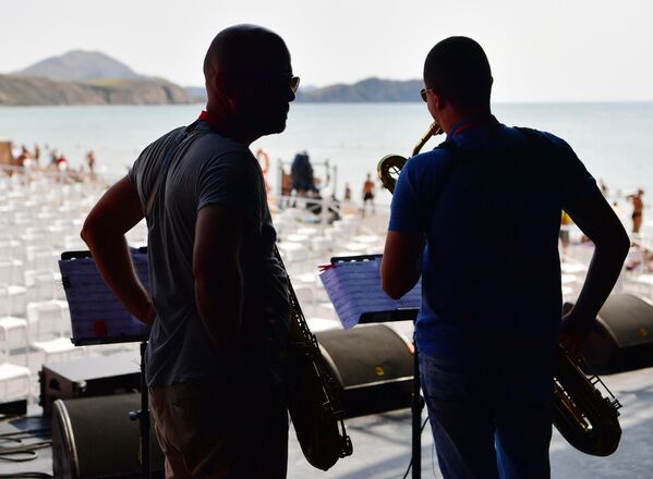 Участники группы All See Band во время проверки звука, настройки звукового оборудования (Саундчекинг) на Международном джазовом фестивале Koktebel Jazz Party - 2021 в Крыму
