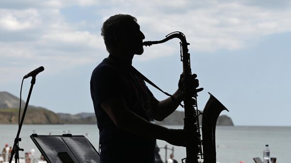  Музыкант во время проверки звука, настройки звукового оборудования (Саундчекинг) на Международном джазовом фестивале Koktebel Jazz Party - 2021 в Крыму