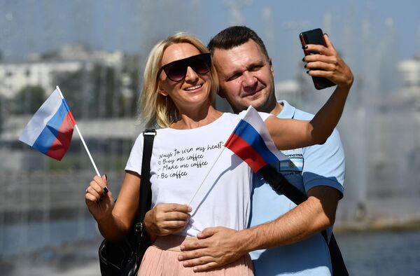 Участники акции Триколор, приуроченной к Дню Государственного флага, в Екатеринбурге Участники акции Триколор, приуроченной к Дню Государственного флага, в Екатеринбурге