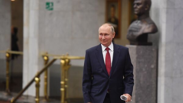 Президент РФ Владимир Путин на встрече с представителями партии Единая Россия
