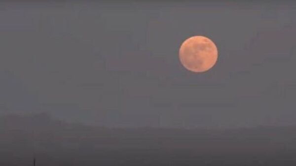 LIVE: Осетровая луна освещает небо Тегерана