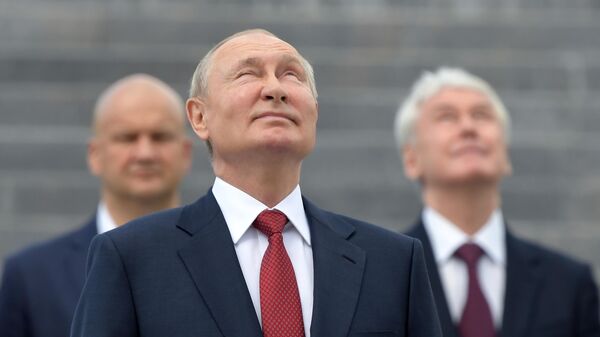 Президент РФ Владимир Путин на торжественной церемонии поднятия флага России в ознаменование Дня государственного флага РФ в Парке Победы на Поклонной горе