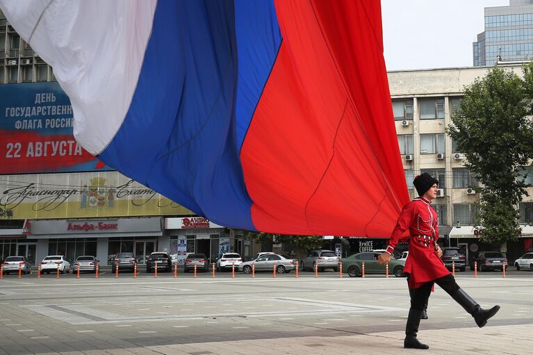 Почетный караул Кубанского казачьего войска на церемонии поднятия государственного флага РФ на Главной городской площади Краснодара во время празднования Дня Государственного флага РФ. 