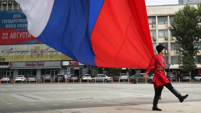 Почетный караул Кубанского казачьего войска на церемонии поднятия государственного флага РФ на Главной городской площади Краснодара во время празднования Дня Государственного флага РФ. 