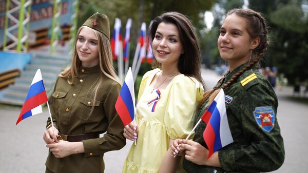  Девушки во время празднования Дня Государственного флага РФ в парке 30-летия Победы в Краснодаре.