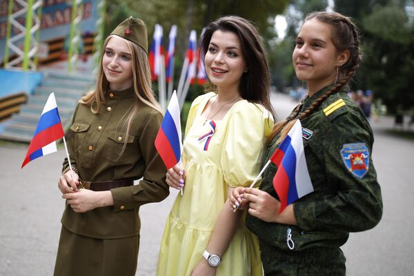 Девушки во время празднования Дня Государственного флага РФ в парке 30-летия Победы в Краснодаре. Девушки во время празднования Дня Государственного флага РФ в парке 30-летия Победы в Краснодаре.