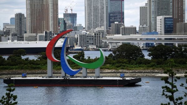 Эмблема Паралимпийских игр около Радужного моста в акватории Токийского залива рядом с искусственным островом Одайба. С 24 августа по 5 сентября в Токио пройдут XVI Паралимпийские летние игры. 
