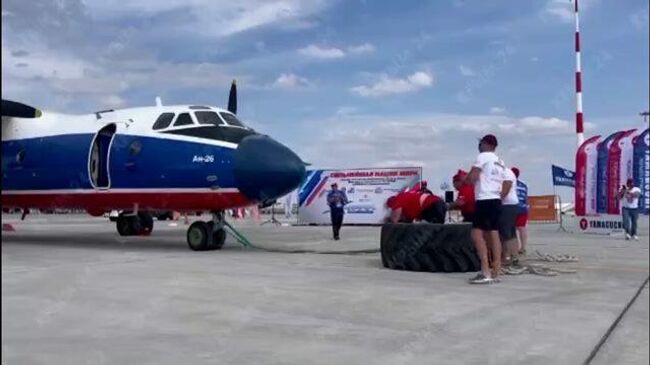 Силачи тянут самолет весом более 20 тонн