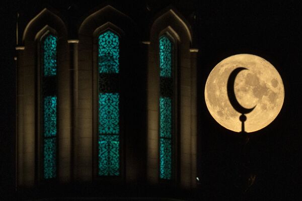 Полная луна за Московской соборной мечетью  