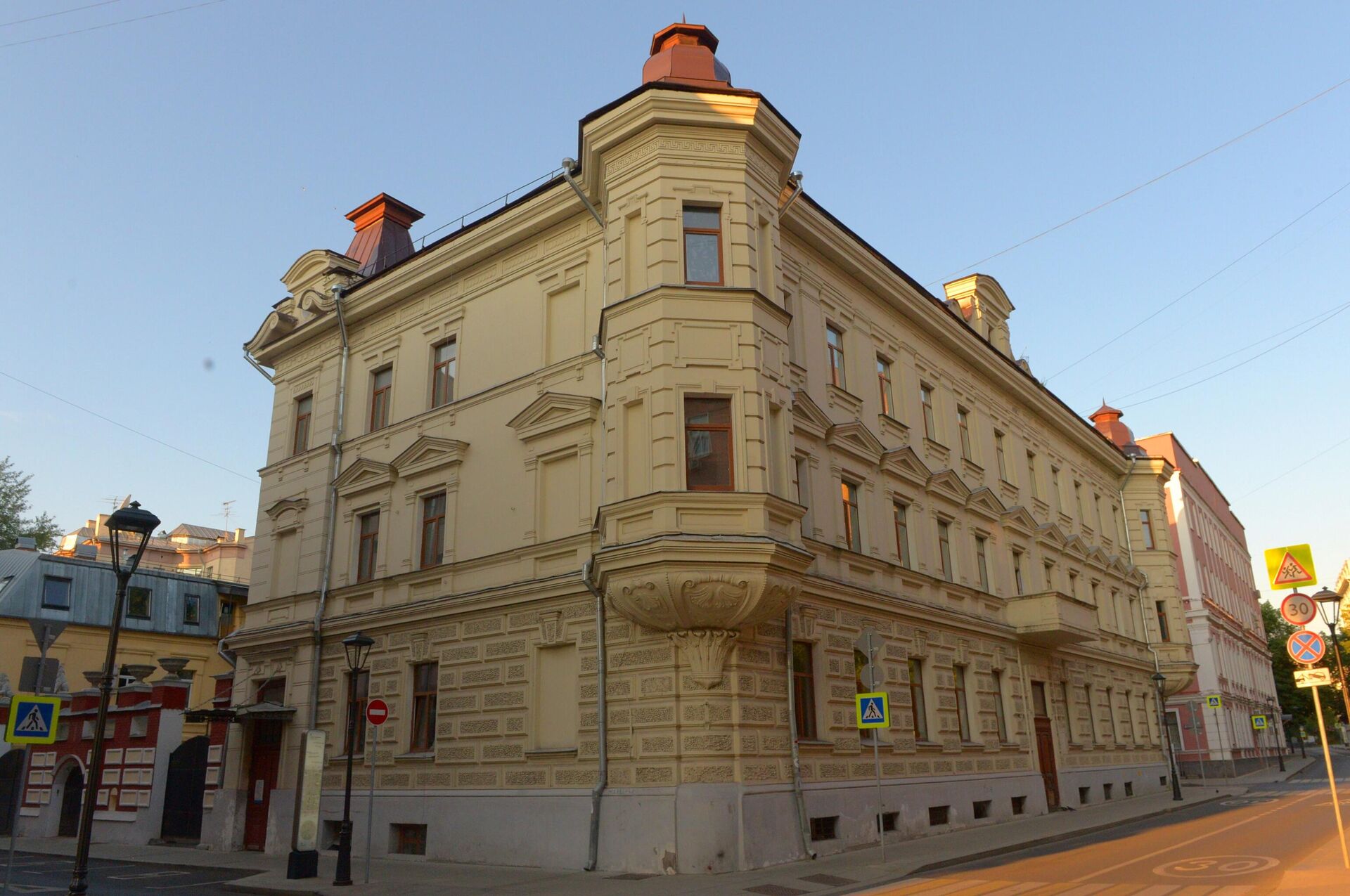 Дом на Большом Харитоньевском переулке, 10/Чаплыгина, 2 в Москве - РИА Новости, 1920, 23.08.2021