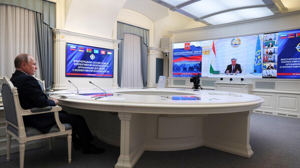 Президент России Владимир Путин принимает участие во внеочередной сессии Совета коллективной безопасности ОДКБ