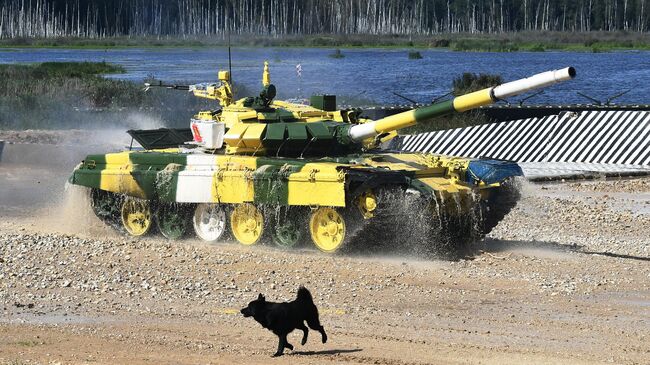 Танк Т-72Б3 команды военнослужащих Киргизии во время соревнований танковых экипажей в рамках конкурса Танковый биатлон-2021 на полигоне Алабино в Подмосковье в рамках VII Армейских международных игр АрМИ-2021