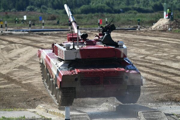 Танк Т-72Б3 команды военнослужащих Китая во время соревнований танковых экипажей в рамках конкурса Танковый биатлон-2021 на полигоне Алабино в Подмосковье в рамках VII Армейских международных игр АрМИ-2021
