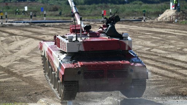 Танк Т-72Б3 команды военнослужащих Китая во время соревнований танковых экипажей в рамках конкурса Танковый биатлон-2021 на полигоне Алабино в Подмосковье в рамках VII Армейских международных игр АрМИ-2021