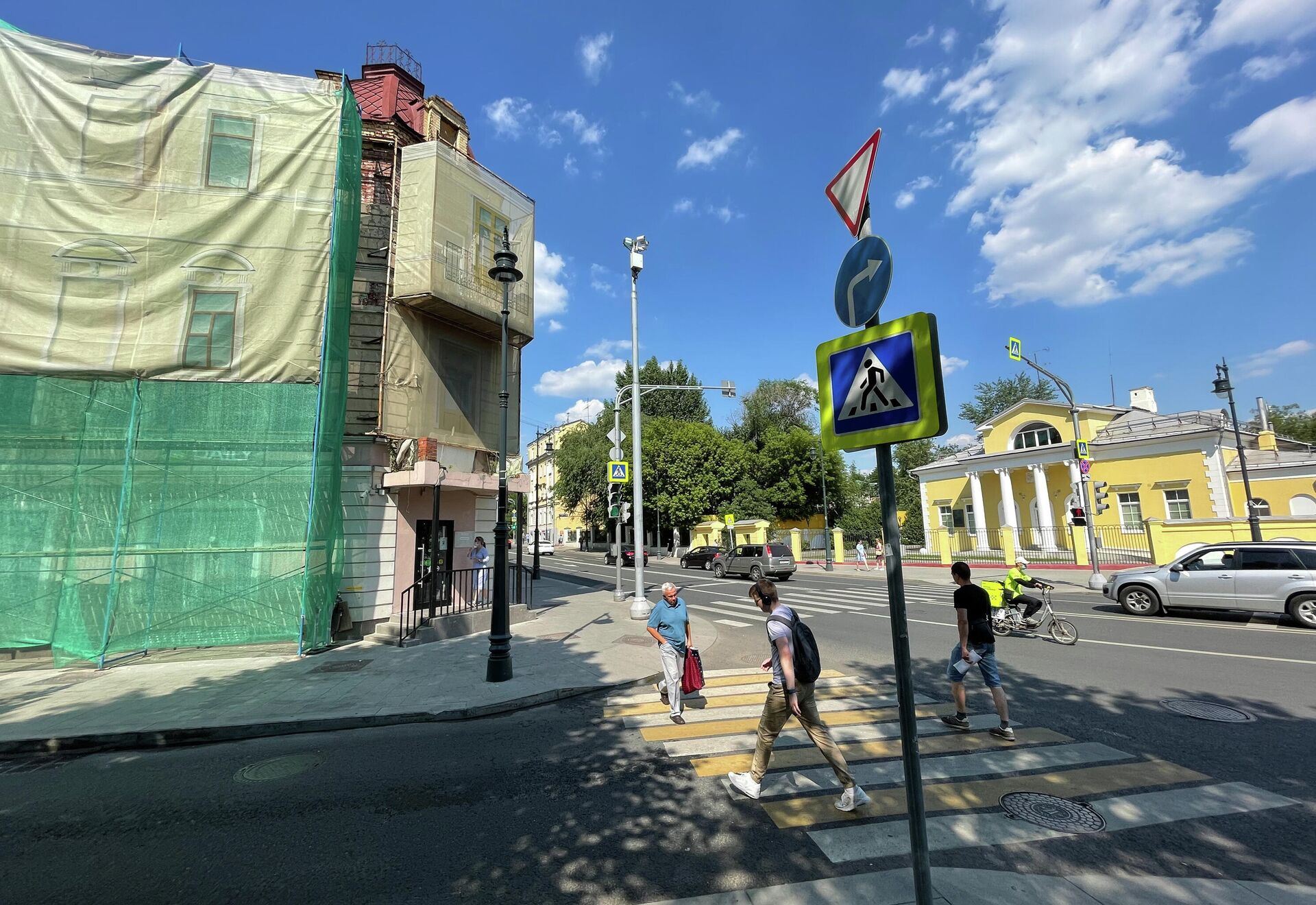 Прохожие возле дома 42/2 на Остоженке в Москве. Справа – особняк Всеволожского - РИА Новости, 1920, 23.08.2021