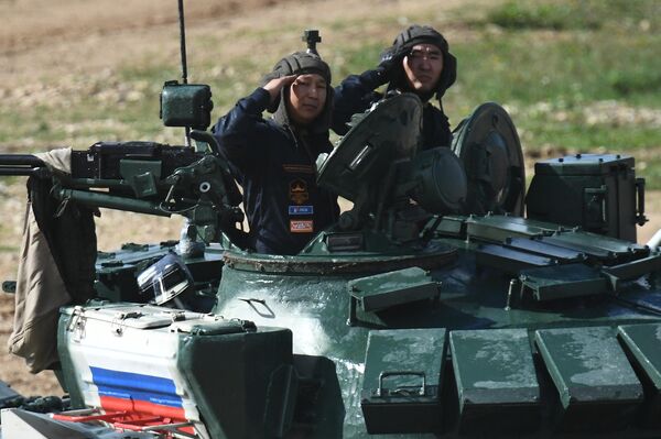 Танковый экипаж военнослужащих России во время соревнований танковых экипажей в рамках конкурса Танковый биатлон-2021 на полигоне Алабино в Подмосковье в рамках VII Армейских международных игр АрМИ-2021