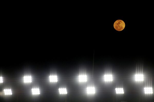 Полная луна на стадионе во время футбольного матча, Сантос, Бразилия