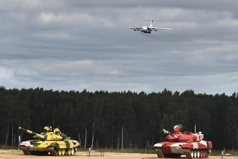 Танки Т-72Б3 команд военнослужащих Узбекистана и Китая во время соревнований танковых экипажей в рамках конкурса Танковый биатлон-2021 на полигоне Алабино в Подмосковье в рамках VII Армейских международных игр АрМИ-2021