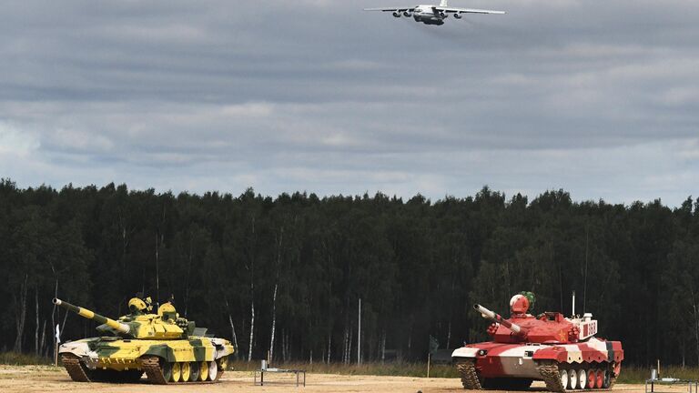 Танки Т-72Б3 команд военнослужащих Узбекистана и Китая во время соревнований танковых экипажей в рамках конкурса Танковый биатлон-2021 на полигоне Алабино в Подмосковье в рамках VII Армейских международных игр АрМИ-2021