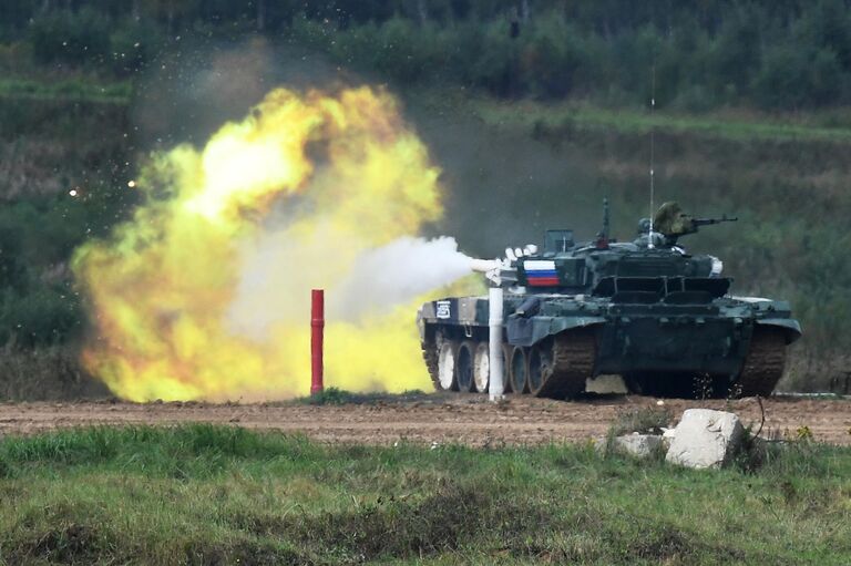 Танк Т-72Б3 команды военнослужащих России на огневом рубеже во время соревнований танковых экипажей в рамках конкурса Танковый биатлон-2021 на полигоне Алабино в Подмосковье в рамках VII Армейских международных игр АрМИ-2021