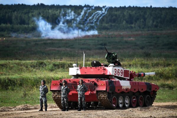Танковый экипаж военнослужащих Китая во время соревнований танковых экипажей в рамках конкурса Танковый биатлон-2021 на полигоне Алабино в Подмосковье в рамках VII Армейских международных игр АрМИ-2021