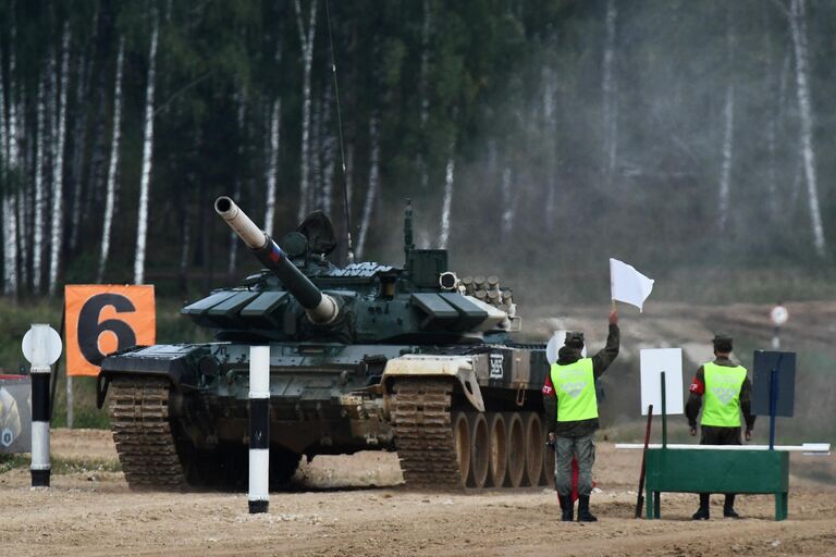 Танк Т-72Б3 команды военнослужащих России во время соревнований танковых экипажей в рамках конкурса Танковый биатлон-2021 на полигоне Алабино в Подмосковье в рамках VII Армейских международных игр АрМИ-2021