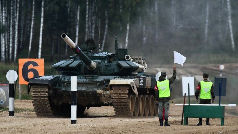 Танк Т-72Б3 команды военнослужащих России во время соревнований танковых экипажей в рамках конкурса Танковый биатлон-2021 на полигоне Алабино в Подмосковье в рамках VII Армейских международных игр АрМИ-2021