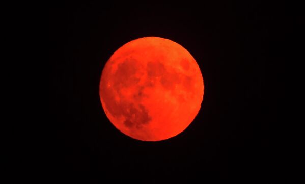 Полная луна восходит над горящим национальным лесом, Калифорния