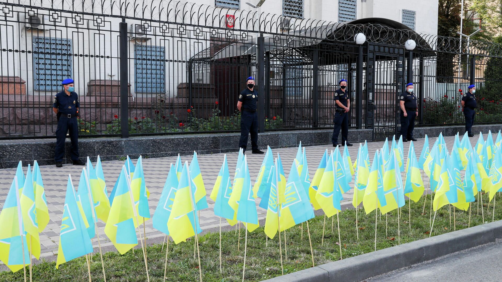 Украинские флаги у здания посольства РФ в Киеве - РИА Новости, 1920, 23.08.2021