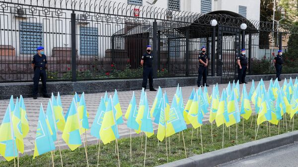 Украинские флаги у здания посольства РФ в Киеве