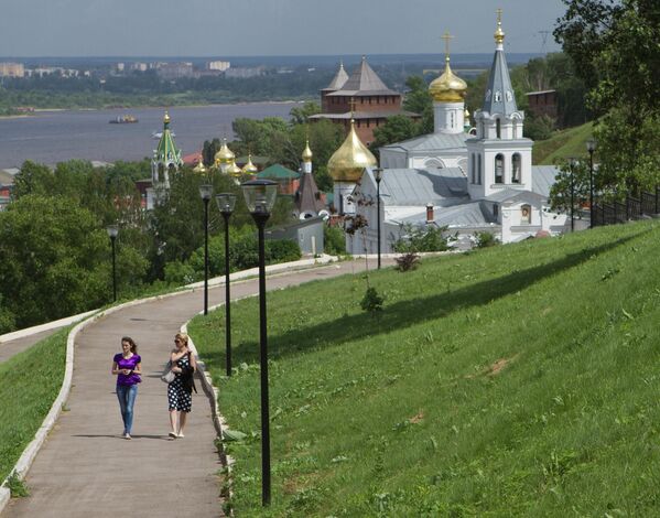 Горожане на набережной Федоровского в Нижнем Новгороде.