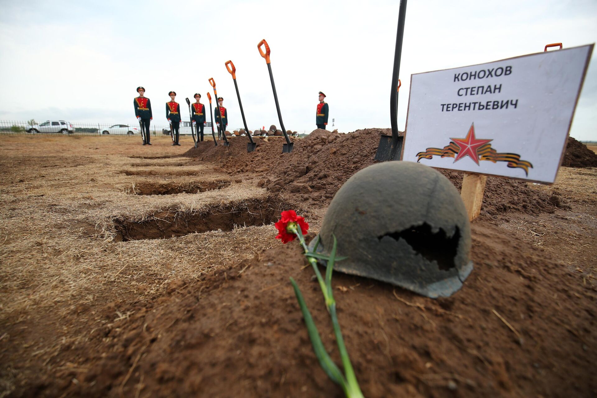 Церемония перезахоронения на Россошинском военно-мемориальном кладбище под Волгоградом более одной тысячи останков советских солдат, погибших в Сталинградской битве - РИА Новости, 1920, 23.08.2021