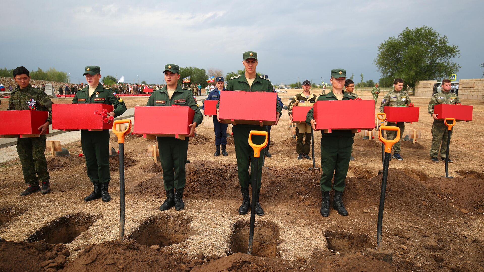 Церемония перезахоронения на Россошинском военно-мемориальном кладбище под Волгоградом более одной тысячи останков советских солдат, погибших в Сталинградской битве - РИА Новости, 1920, 23.08.2021