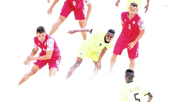 Игровой момент в матче группового этапа чемпионата мира по пляжному футболу 2021 между сборными командами Таити и Мозамбика.