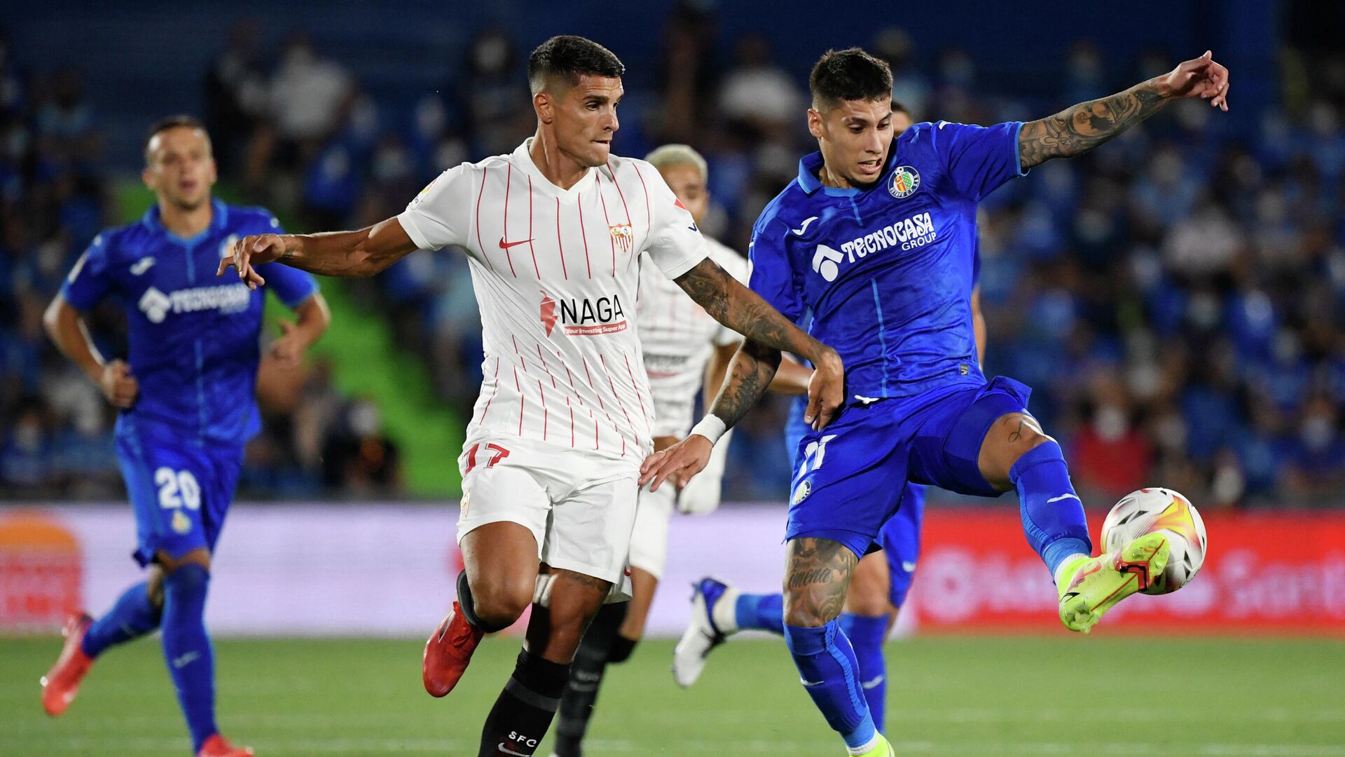 Getafe's Uruguayan defender Mathias Olivera (R) vies with Sevilla's Argentinian forward Erik Lamela during the Spanish League football match between Getafe CF and Sevilla FC at the Col. Alfonso Perez stadium in Getafe on August 22, 2021. (Photo by PIERRE-PHILIPPE MARCOU / AFP) - РИА Новости, 1920, 23.08.2021