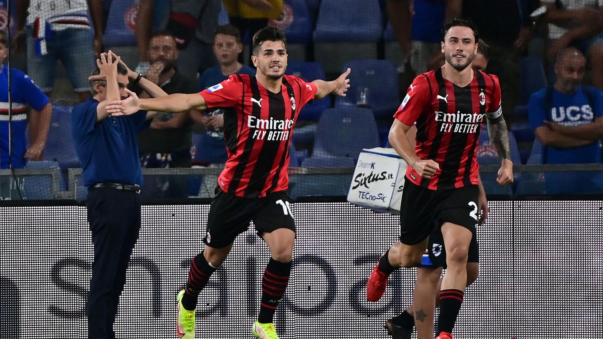 AC Milan's Spanish midfielder Brahim Diaz (L) celebrates after scoring  during the Italian Serie A football match between Sampdoria and AC Milan at the Luigi Ferraris stadium in Genova on August 23, 2021. (Photo by MIGUEL MEDINA / AFP) - РИА Новости, 1920, 23.08.2021